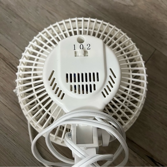 Pelonis White Clip-On Fan - Picture 3 of 5